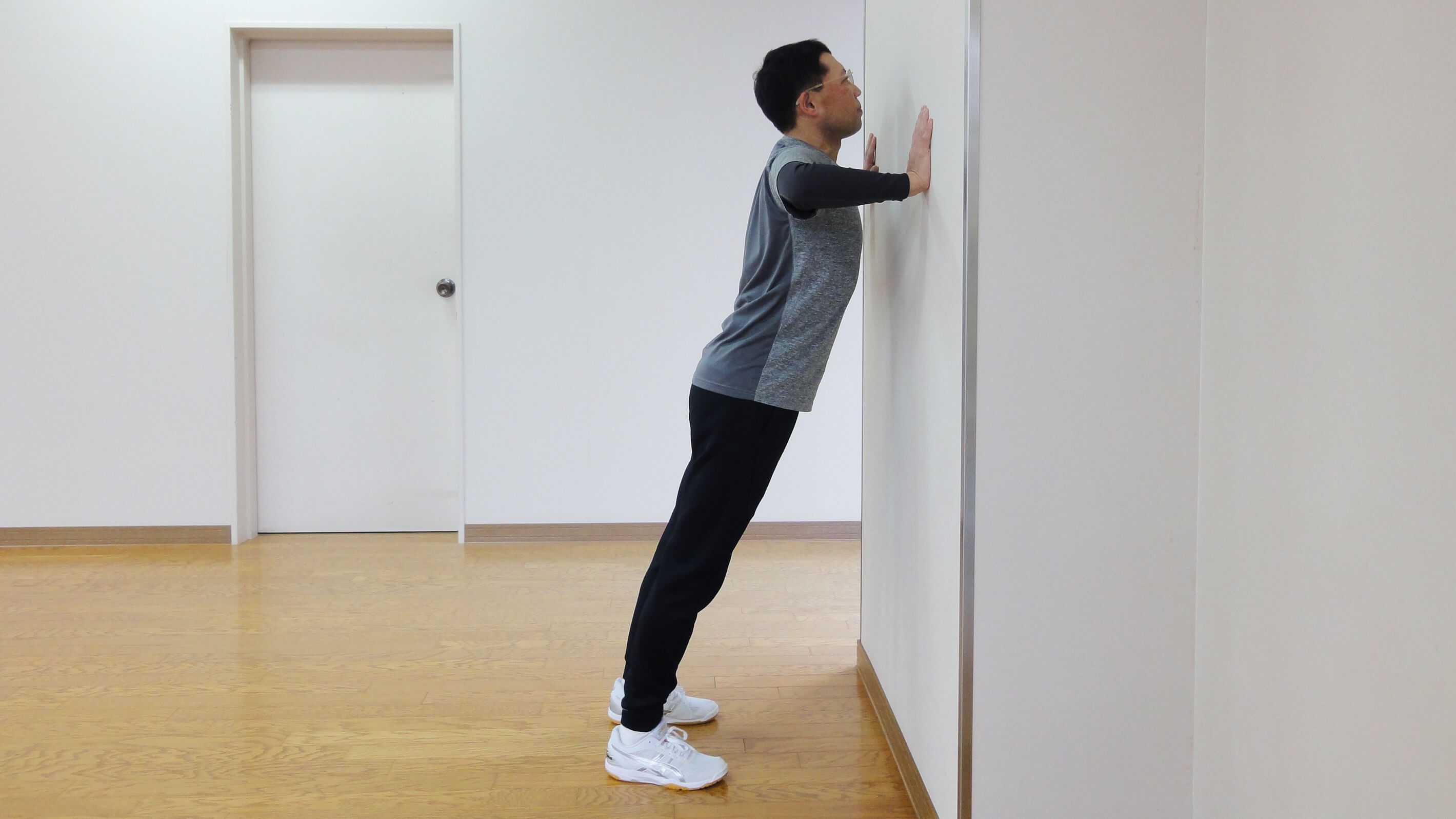 壁を使って腕立て伏せ（肘は直角で7秒間静止）