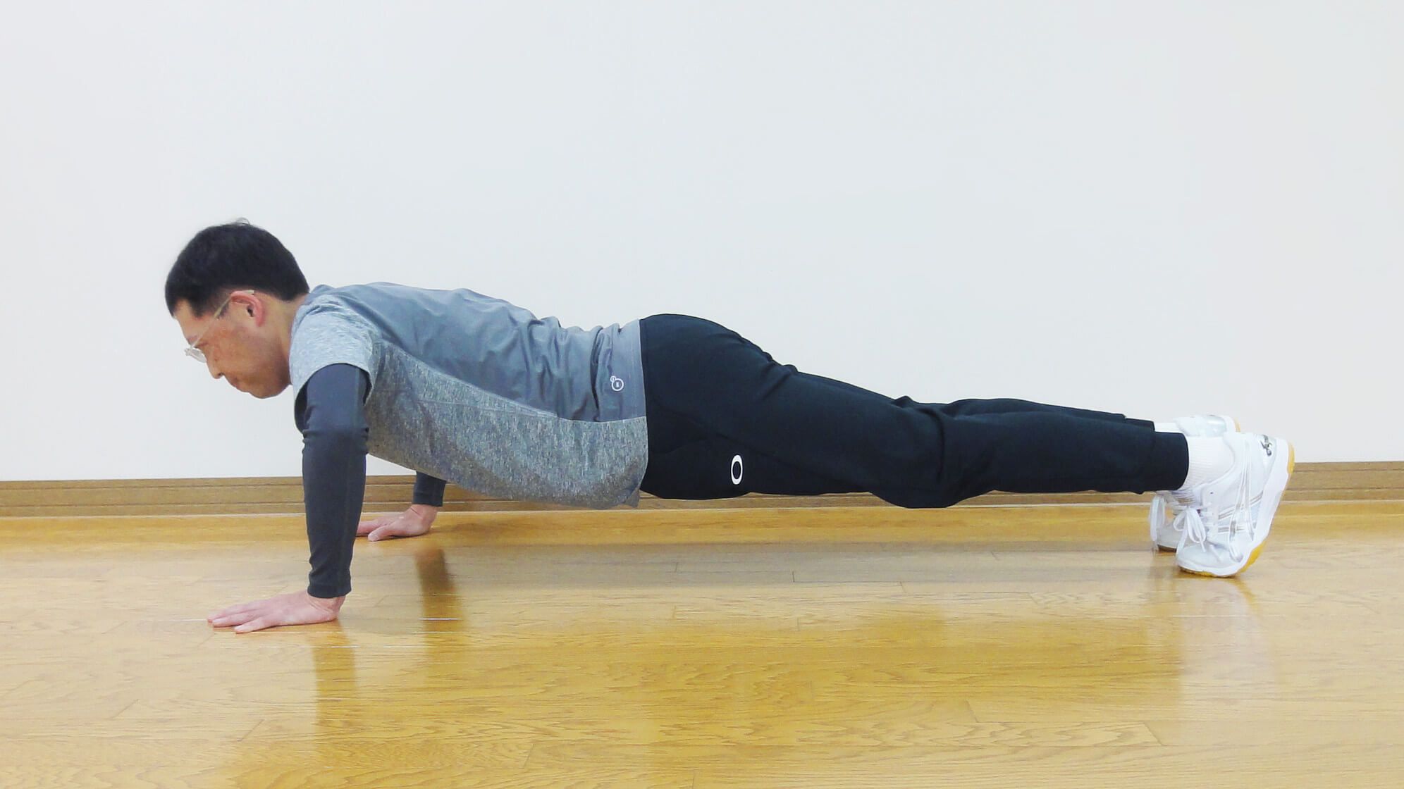 床を使って腕立て伏せ
