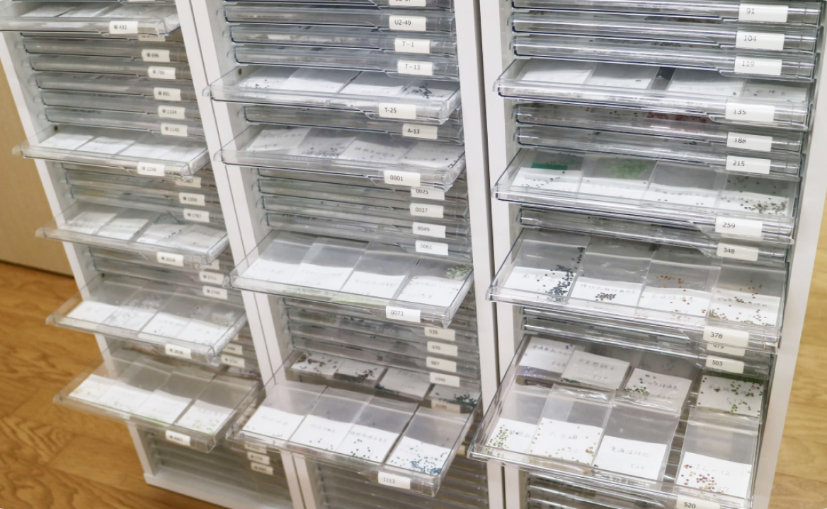 約1100種類のカラー布が収められたケース