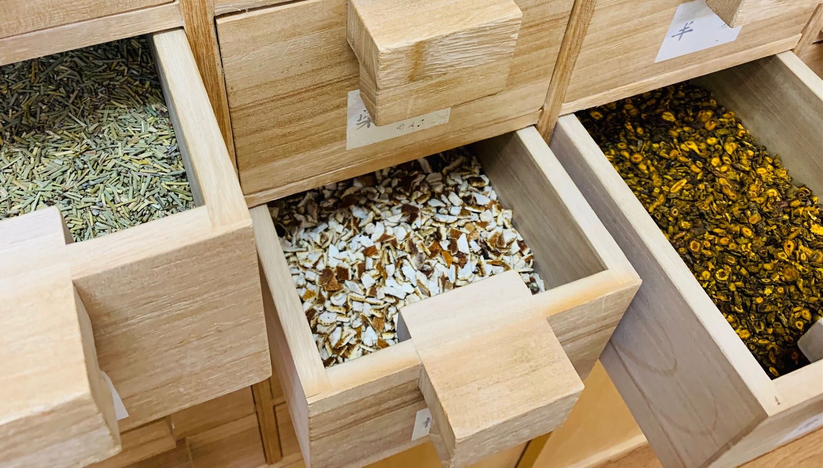 処方箋に従い生薬を百味箪笥から取り出します