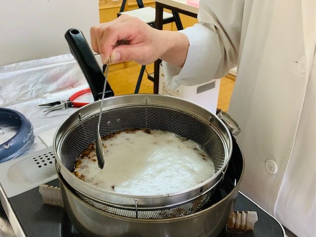 生薬から気泡があがります