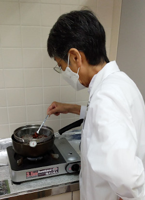 丸山式ゴマ軟膏を作る所長